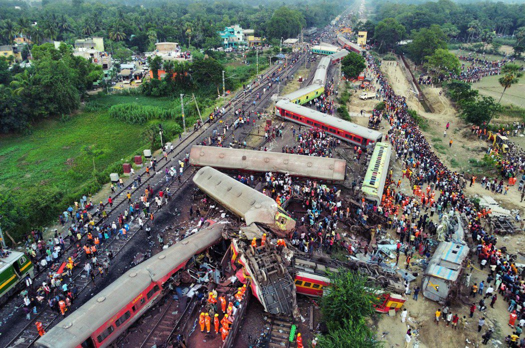印度铁路因信号问题发生导致 275 人死亡的相撞事故