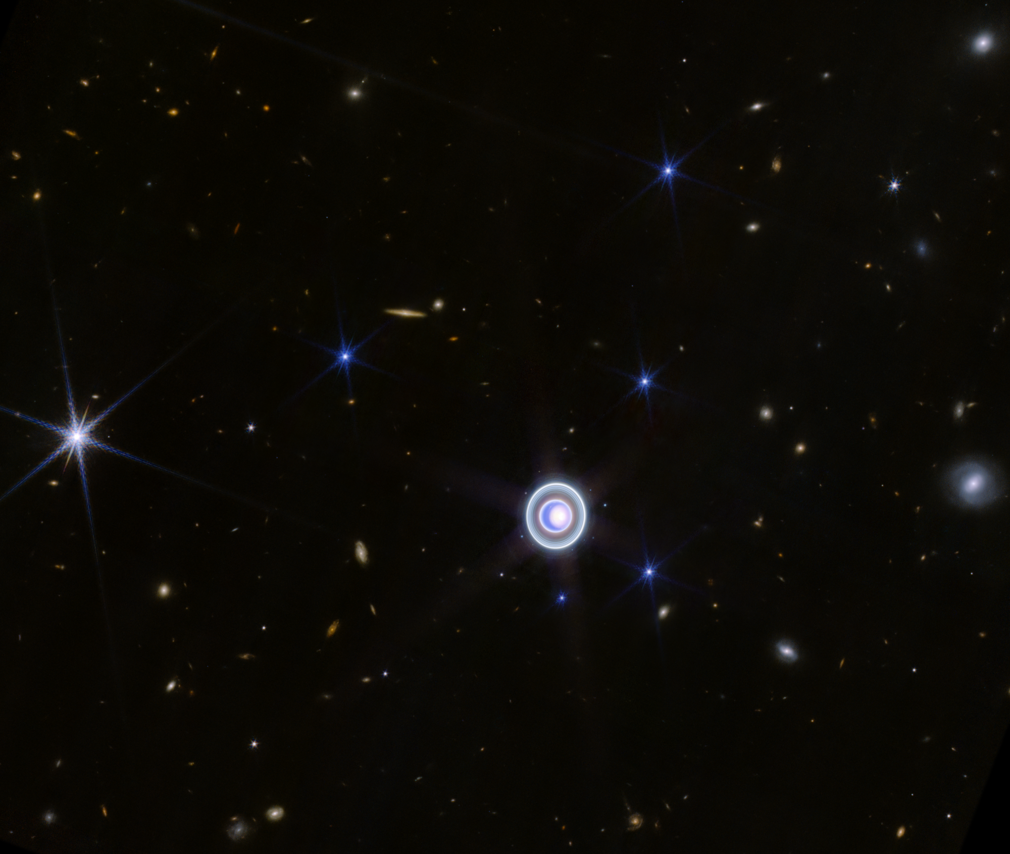 韦伯望远镜拍摄到令人惊叹的天王星照片