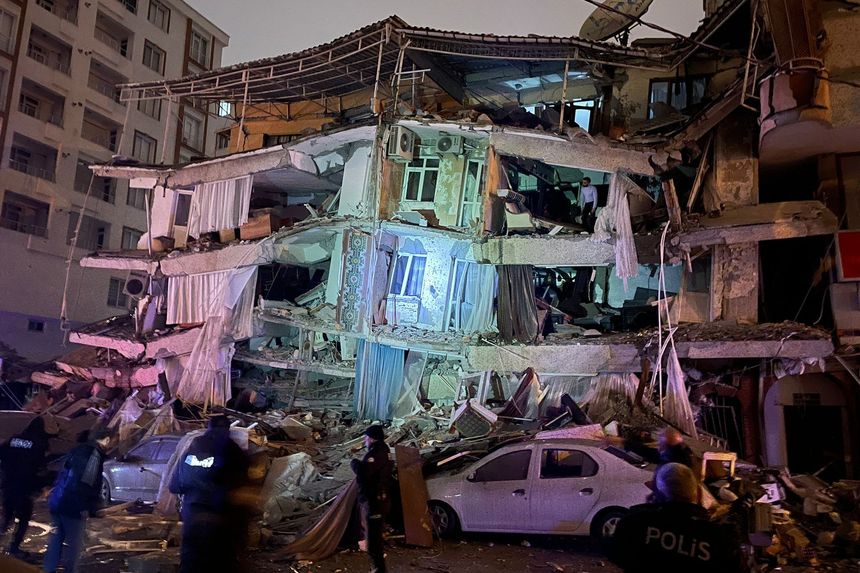 土耳其南部发生 7.8 级强地震，数百人死亡
