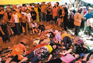 印尼足球场发生踩踏事故逾百人死亡